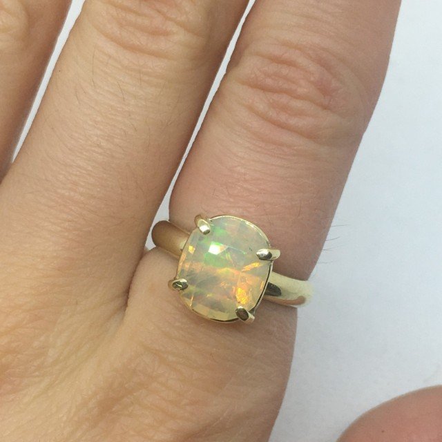 Prsten z opalu v 14-karatovom žltom zlate