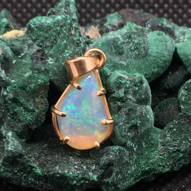 Prívesok z Dubnického opálu v ružovom 14-karatovom zlate