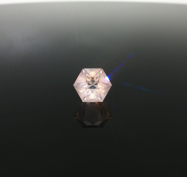 Neosadený Ruženín brúsený v tvare šesťuholníka (2,25 ct) v Špičkovej kvalite