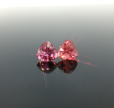 Pár ružových turmalínov, brus trilión (1,53 ct a 1,60 ct)