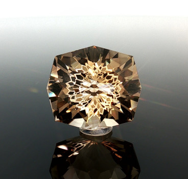 Záhneda v exkluzívnom fantazijnom bruse s vnútorným vzorom, ktorý vytvára fascinujúci kaleidoskopický efekt.