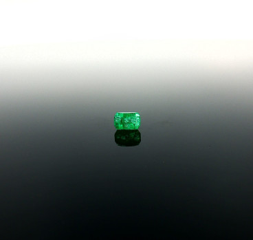 Smaragd z hlbokým zeleným odtieňom, 0.38 ct